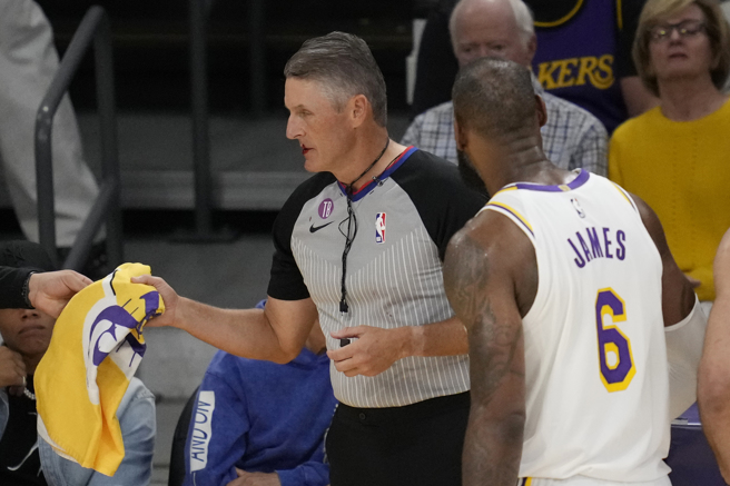 詹皇（右）上前关心佛斯特（左）状况。（美联社）