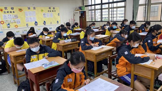 112年国中会考落幕，写作测验因「不必定题」成为许多考生心中的大魔王。图为考生于休息时间埋头看书。（陈梦茹摄）