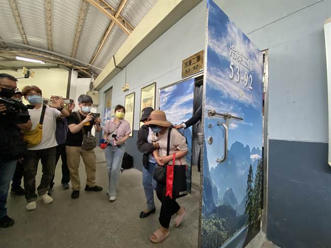 赖母步出冰柜时满脸哀悽，腿软无力需由旁人搀扶。（冯惠宜摄）