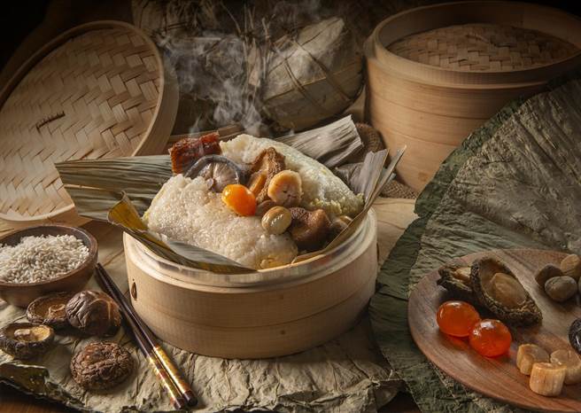 「名人坊」推出的「港式怀旧裹蒸粽」，每颗重达1000克，用料澎派。(汉来美食提供)