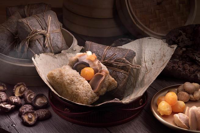 料丰味美的翠园「顶级龙王粽」，曾获媒体评比冠军佳绩，去年更创下热销110万的佳绩。(汉来美食提供)