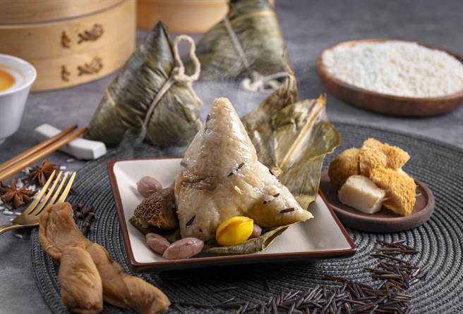 「汉来蔬食」推出的猴头菇野米素粽，清雅宜人香气足，端午素粽销售达成率已达7.5成。(汉来美食提供)