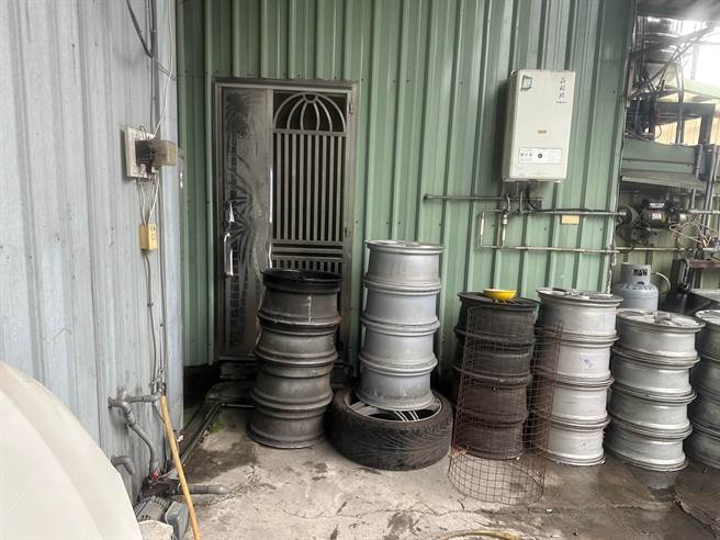 简男厂房旁的铁门遭对方以轮框堆迭挡住。（投诉人提供）