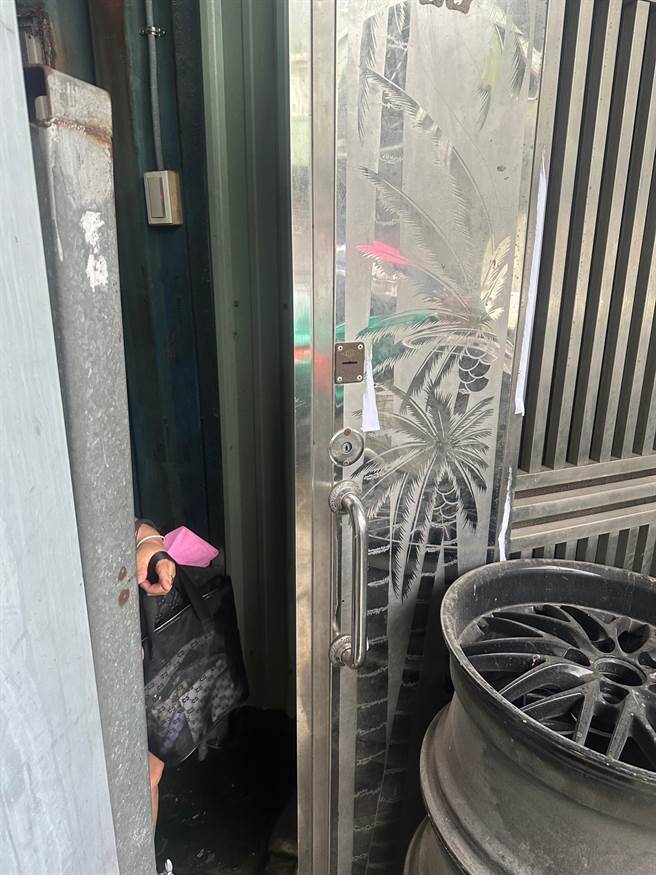 铁门虽未被完全挡死，但开启后通道十分狭窄，若遇紧急情况恐有公共安全疑虑。（投诉人提供）