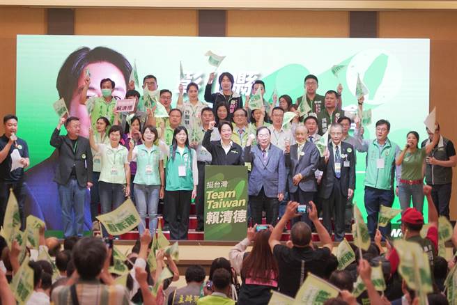 赖清德21日在彰化成立信赖之友会时表示，侯友宜应该向台南市民道歉，台南市民要选谁当市长，这个是台南市民的权益，不能因为国民党的候选人没有当选，就批评台南人没有长眼睛。(吴建辉摄)