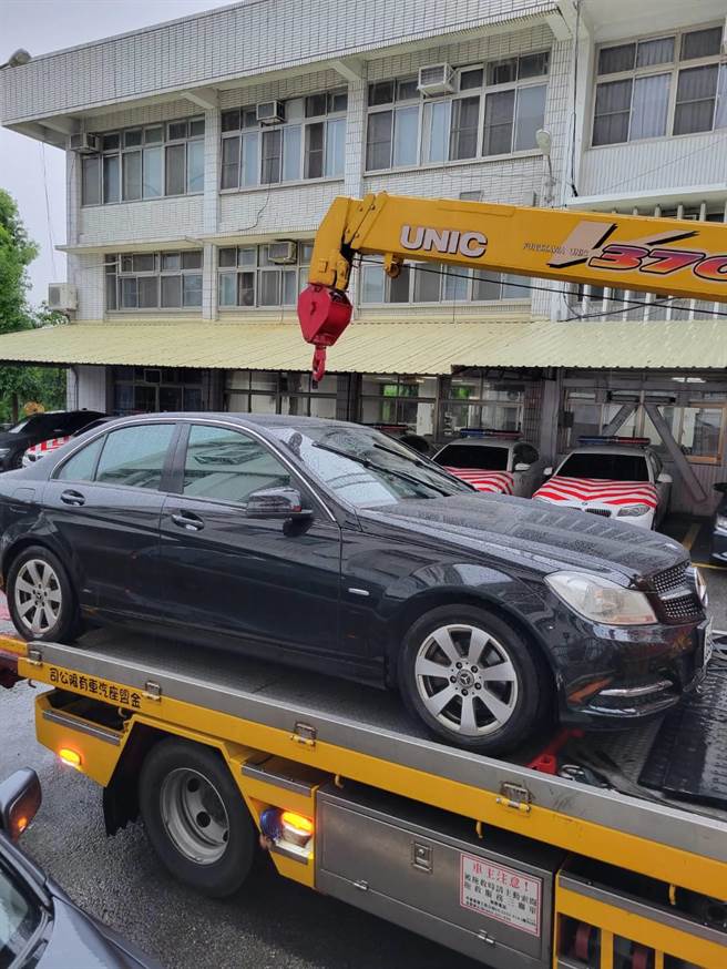 32辆车因为辗压螺丝钉而爆胎。（民眾提供／李京升苗栗传真）