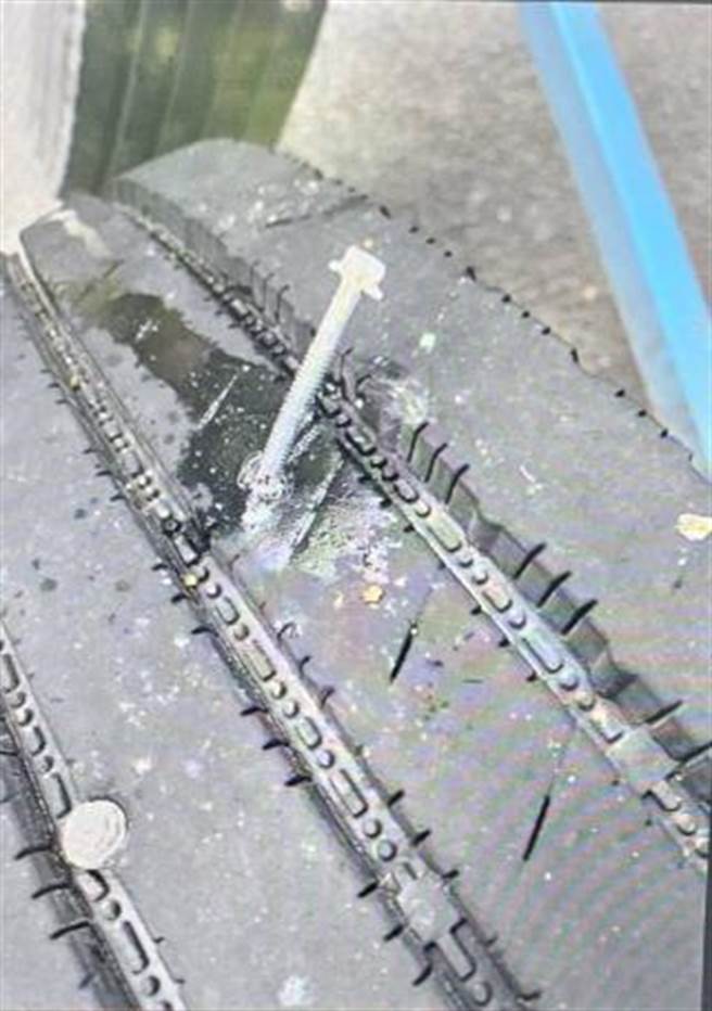 许多车辆因为螺丝钉受害。（民眾提供／李京升苗栗传真）