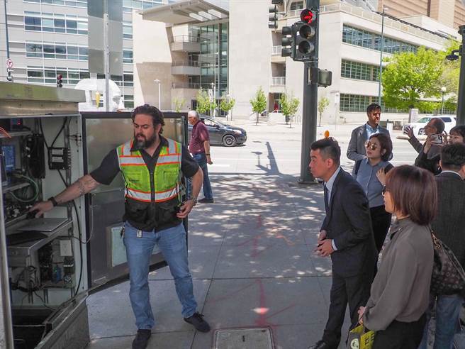 市府副秘书长金志聿(右)代表桃园市长张善政赴美国丹佛领奖，并与丹佛市政府交流。（市府提供／蔡依珍桃园传真）