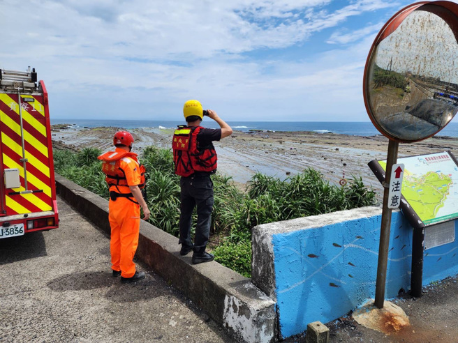 新北市灾害应变中心已请各区公所及水利、消防、警察及交通局派员监控辖内雨情及强化水域安全机制并进行防汛整备，适时启动灾情查通报，即时处置灾情。(新北市消防局提供)
