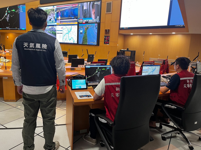 侯友宜提醒市民避免前往山区及水域活动，若进行户外活动应注意安全并随时注意气象及降雨资讯。(新北消防提供)