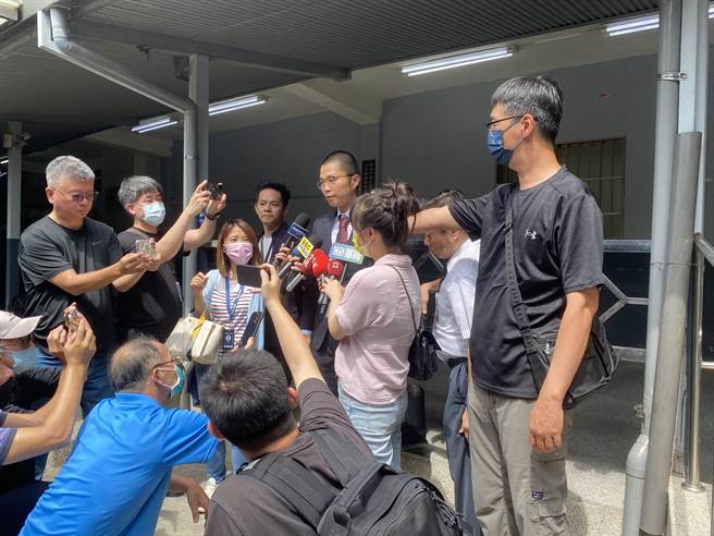 律师许哲维表示，将依其意见针对夏男住处同栋二至九楼採集是否有夏男指纹，以及死者是否有毒化物反应具状向法院申请证据调查。（冯惠宜摄）