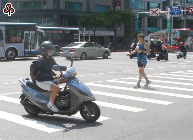 国民党台北市议员柳采葳接获民眾陈情称，汽车驾驶人边开车边使用手机，但警察却只取缔停等红绿灯的机车驾驶人，根本是大小眼。（本报资料照片）