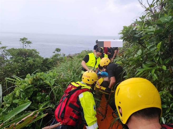 新北市贡寮区龙洞攀岩场21日下午发生男子意外坠崖事件，新北消防六大队紧急赶赴现场将伤者带下山送医。（新北市消防局提供／张志康新北传真）