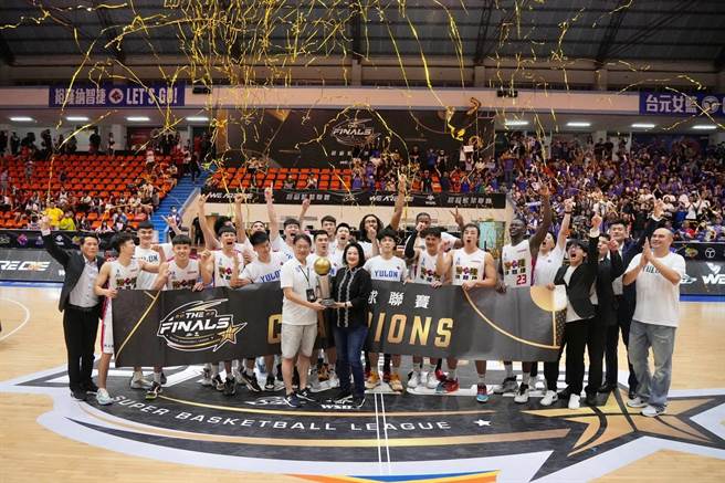 裕隆70篮球家庭日，上千裕隆同仁家庭及球迷到场加油。（裕隆提供）