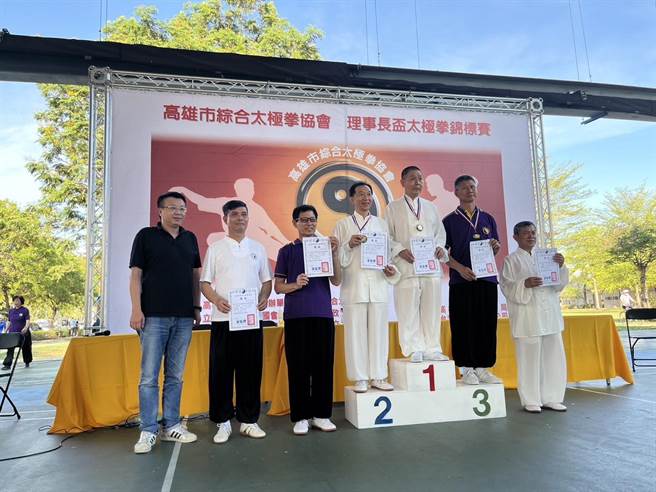 高雄市综合太极拳协会举办第9届「理事长杯」太极拳锦标赛今（21）日在凤山新强公园登场，逾百名太极拳好手齐聚以武会友。（柯宗纬翻摄）