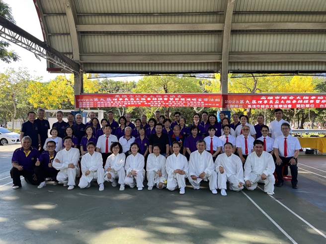 高雄市综合太极拳协会举办第9届「理事长杯」太极拳锦标赛今（21）日在凤山新强公园登场，逾百名太极拳好手齐聚以武会友。（柯宗纬翻摄）