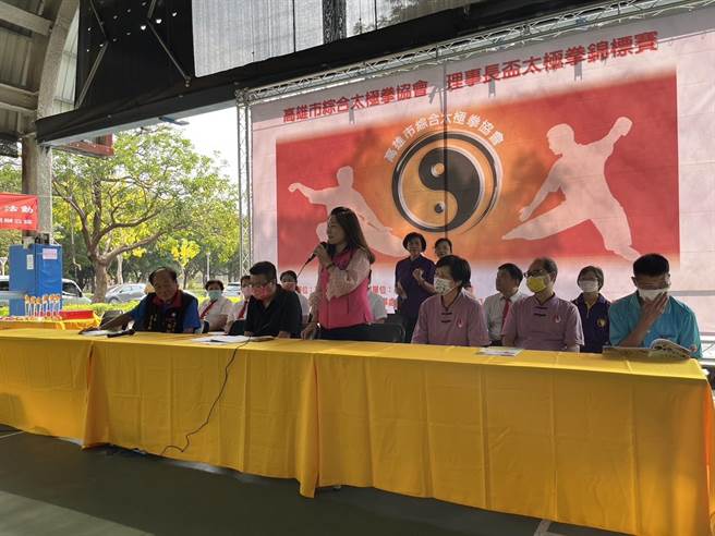 身兼该协会荣誉理事长、高雄市议员李雅静（前排中）表示，期待将太极拳运动带进校园推广，向下扎根让太极拳成为全龄式老少咸宜的运动。（柯宗纬翻摄）