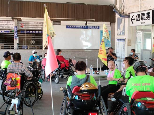 全台身障者齐聚云林县分享辅具使用经验，推广行动自由、平权无碍理念。（云林县爱无碍协会提供／张朝欣云林传真）