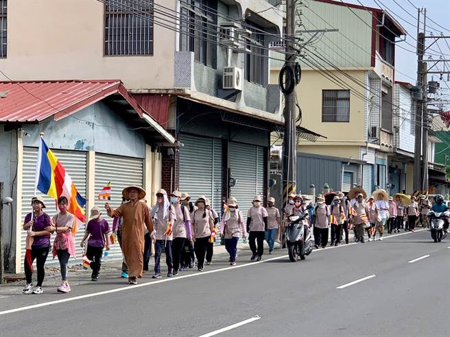 佛光山开山星云祖师圆寂百日，佛光山旗山禅净中心为了让信徒体会大师当初草创佛光山，筚路蓝缕的精神，邀集200名信徒，今日上午6时在监寺慧专法师带领下，从中心步行到佛光山。（林雅惠摄）