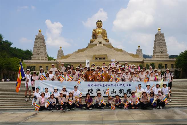 佛光山开山星云祖师圆寂百日，佛光山旗山禅净中心为了让信徒体会大师当初草创佛光山，筚路蓝缕的精神，邀集200名信徒，今日上午6时在监寺慧专法师带领下，从中心步行抵达佛光山，礼敬佛陀及缅怀星云大师。（林雅惠摄）