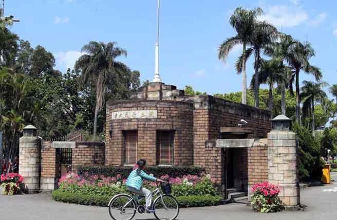 台大经济系学生会选举歧视性言论 学者批系所声明：不见抱歉与内疚。图为台大校门（本报资料照）