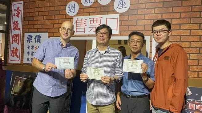 高市青年局今举办「Fun现港湾双语数位导览」发布会，高雄市长陈其迈等人实际参与高雄旅游的数位体验。（柯宗纬摄）