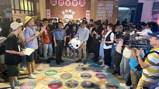 高市青年局今举办「Fun现港湾双语数位导览」发布会，高雄市长陈其迈等人实际参与高雄旅游的数位体验。（柯宗纬摄）