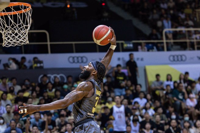 曼尼高攻下35分，帮助国王队在季后赛首轮取得2比0听牌。（新北国王提供）