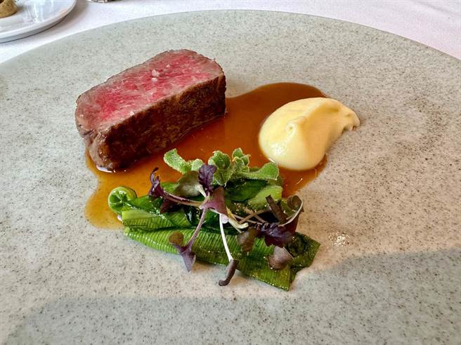 高雄万豪酒店11楼「美享地餐厅」推出年份香槟晚宴，採限额报名。（柯宗纬摄）