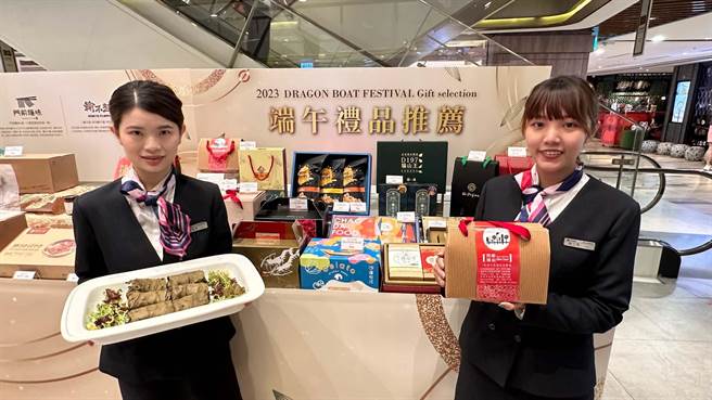 高雄义享时尚广场抢攻送礼商机，推预购礼盒最高享50％回馈。（柯宗纬摄）