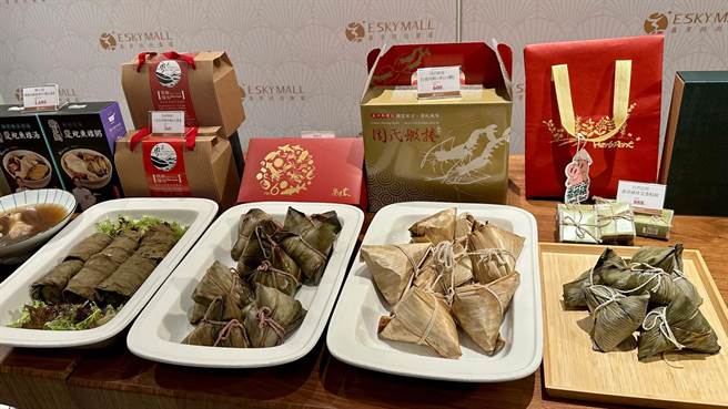 高雄义享时尚广场抢攻送礼商机，推预购礼盒最高享50％回馈。（柯宗纬摄）