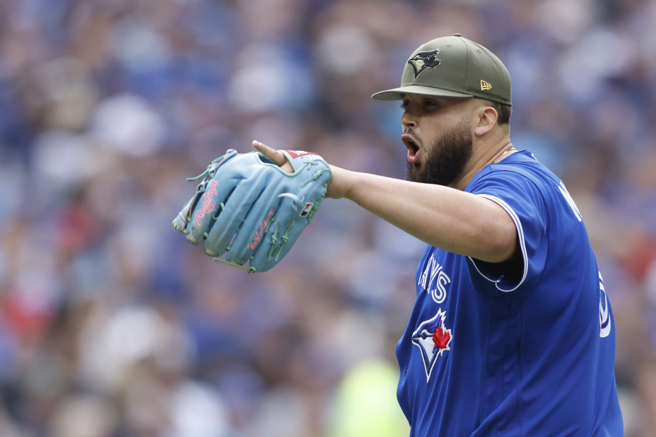 马诺亚带着不满心情下场，胜投还被队友搞砸。（美联社）