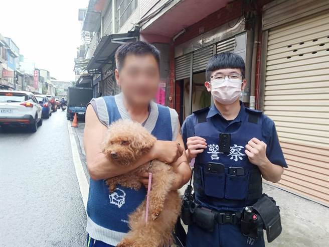 龜山區63歲蔡姓男子看到飼養13年的紅貴賓返家感動不已。(警方提供／蔡依珍桃園傳真)