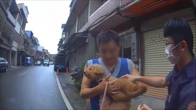 龜山區63歲蔡姓男子看到飼養13年的紅貴賓返家感動不已。(警方提供／蔡依珍桃園傳真)