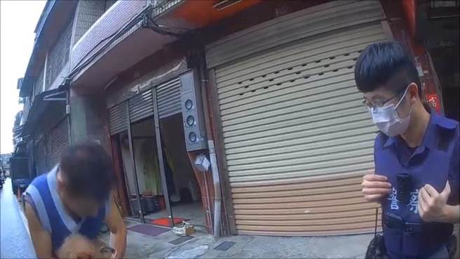 龜山區63歲蔡姓男子看到飼養13年的紅貴賓返家感動不已。(警方提供／蔡依珍桃園傳真)