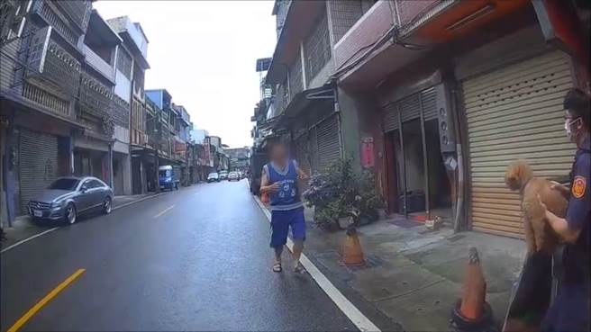 龜山區63歲蔡姓男子看到飼養13年的紅貴賓返家感動不已。(警方提供／蔡依珍桃園傳真)