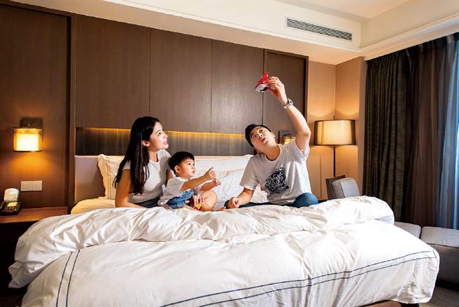 福容大饭店推线上旅展，会员独享联合住宿券买15送2，平均一张2559元。(福容大饭店提供)