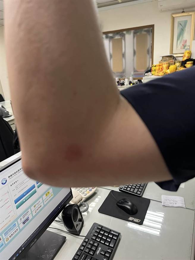 49岁徐姓醉男国骂辱警，还抓伤警察眼角和打飞眼镜。(翻摄照片／蔡依珍桃园传真)