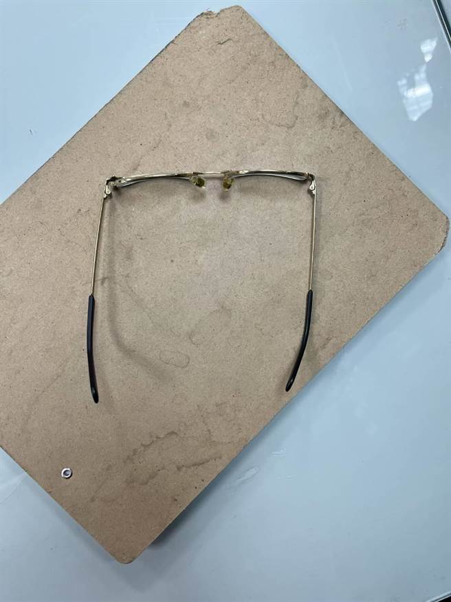 49岁徐姓醉男国骂辱警，还抓伤警察眼角和打飞眼镜。(翻摄照片／蔡依珍桃园传真)