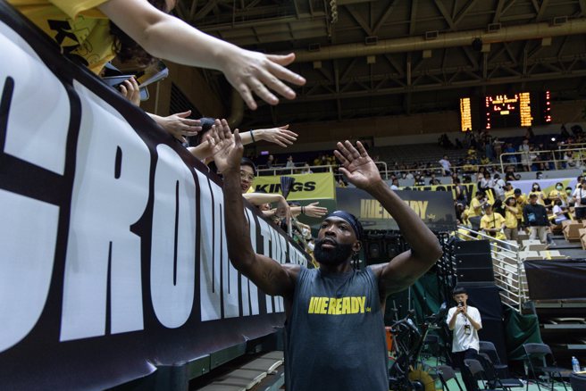 曼尼高和球迷击掌。（新北国王提供）