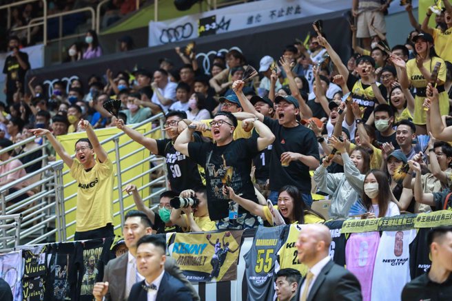 PLG新北国王队球迷为场上球员好球喝采。（新北国王提供）