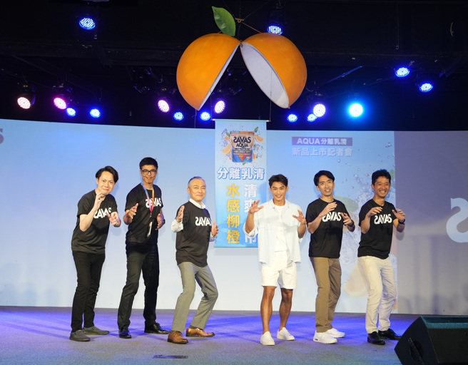 明治SAVAS代表与杨勇纬（右3）一起用柔道抢手动作，祝贺AQUA柳橙口味新上市创佳绩。（明治SAVAS提供）