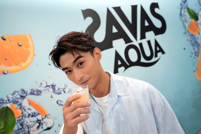 明治SAVAS运动蛋白代言人杨勇纬创造AQUA柳橙口味加上气汽泡水的「勇纬特调」。（明治SAVAS提供）