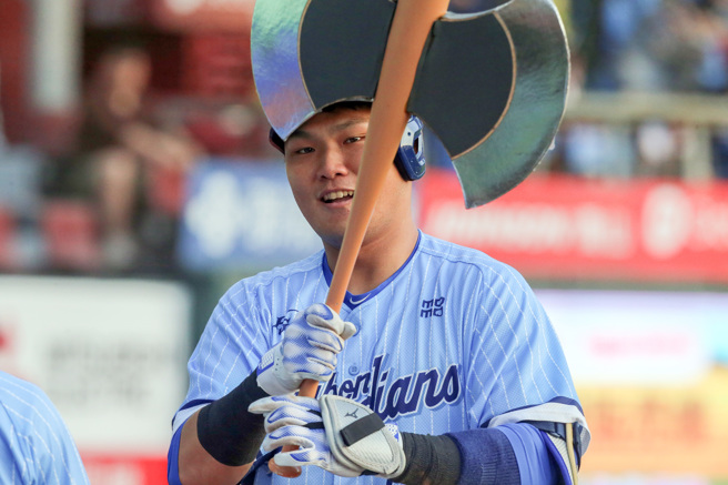 富邦悍将范国宸在4局上敲出阳春炮。（陈麒全摄）