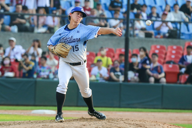 富邦悍将肯特至今出赛8场已有5次牵制成功。（陈麒全摄）