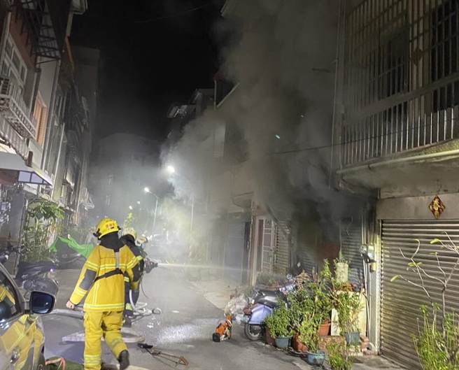 前镇区镇东一街1间透天厝今晚发生火警。（翻摄照片／高雄洪靖宜传真）