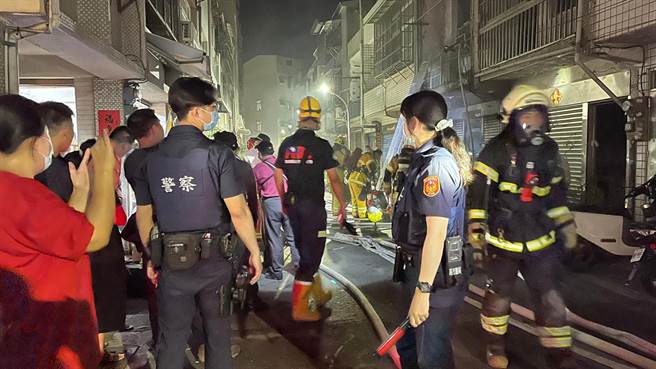 前镇区镇东一街1间透天厝今晚发生火警。（翻摄照片／高雄洪靖宜传真）