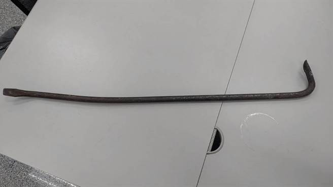 林男用来攻击陈男的拔钉器。（警方提供）