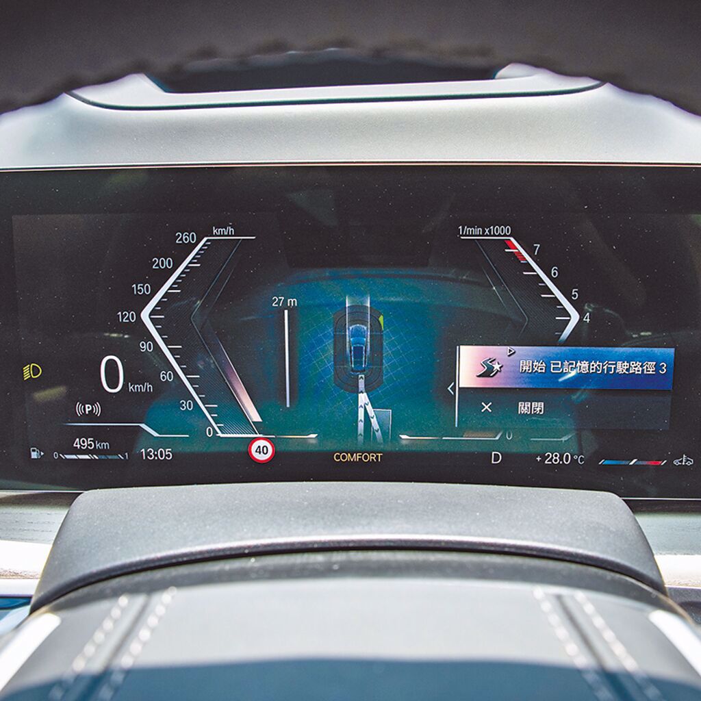 12.3吋虛擬數位儀表顯示自動停車功能。（陳大任攝）