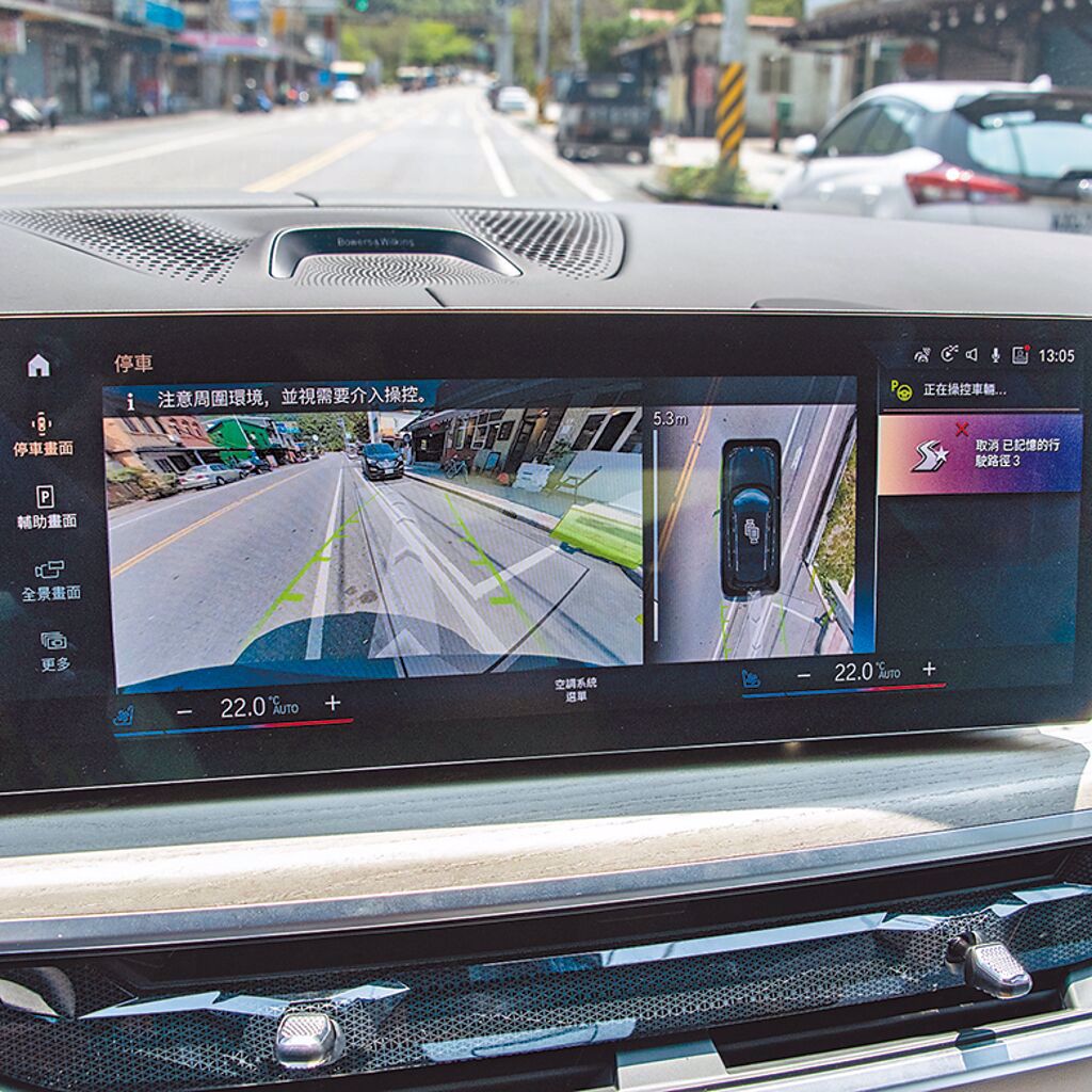 14.9吋中控觸控螢幕顯示自動停車功能。（陳大任攝）